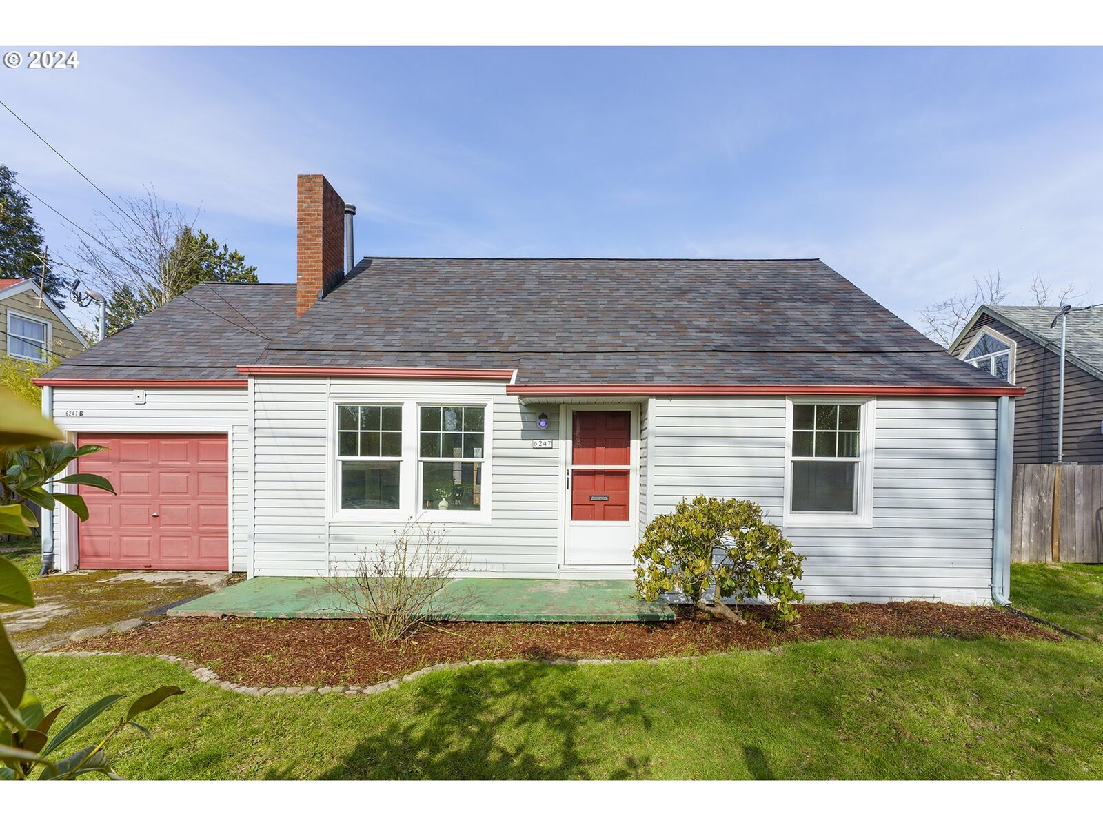 Property Photo:  6247 NE Sumner St  OR 97218 