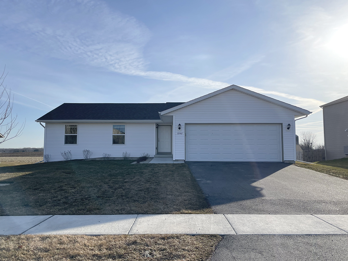 Property Photo: 1742 Parkside Drive IL 61008