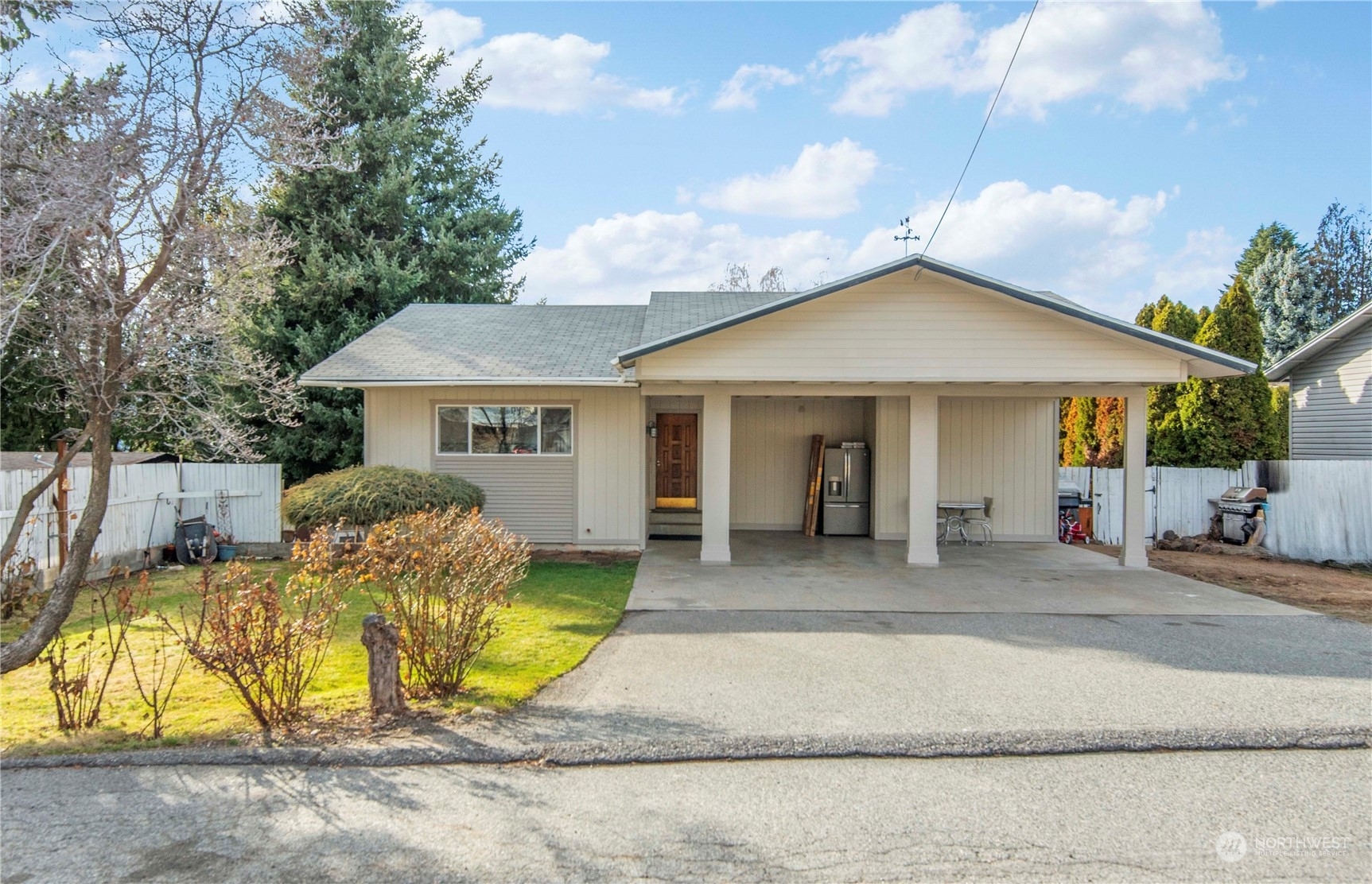 Property Photo:  530 N Lyle Avenue  WA 98802 