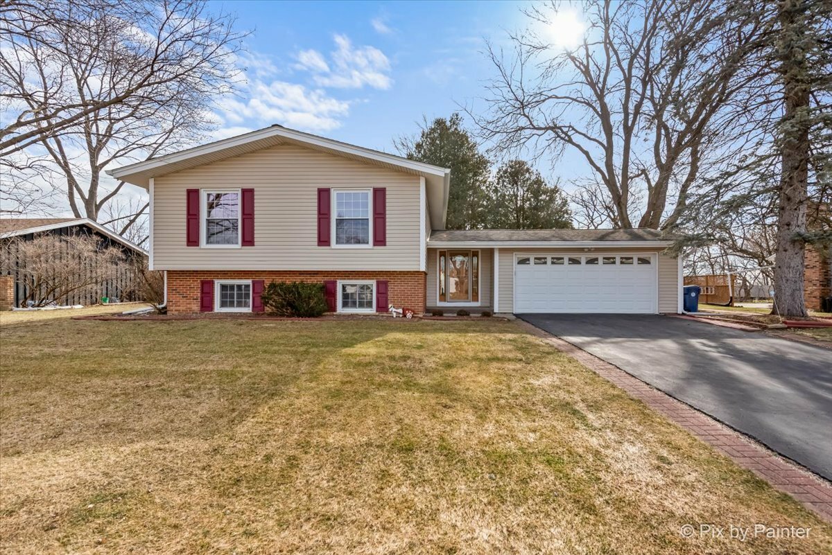 Property Photo:  315 Hillcrest Drive  IL 60102 