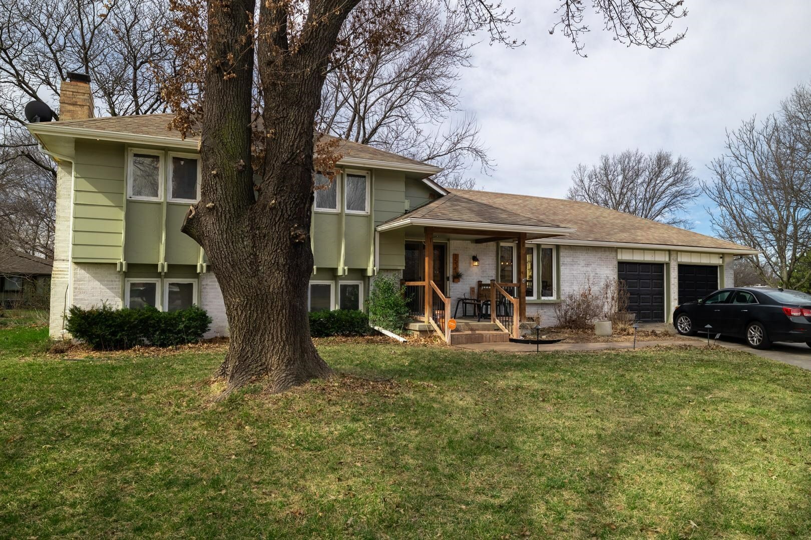 Property Photo:  1531 N Valleyview Ct  KS 67212 