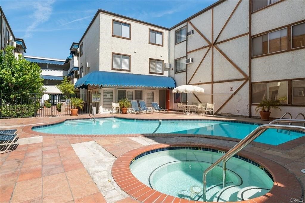 Property Photo: 18530 Hatteras Street 329 CA 91356