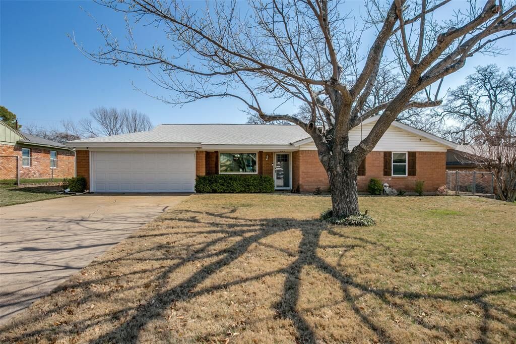 Property Photo: 120 Arcadia Street TX 76053