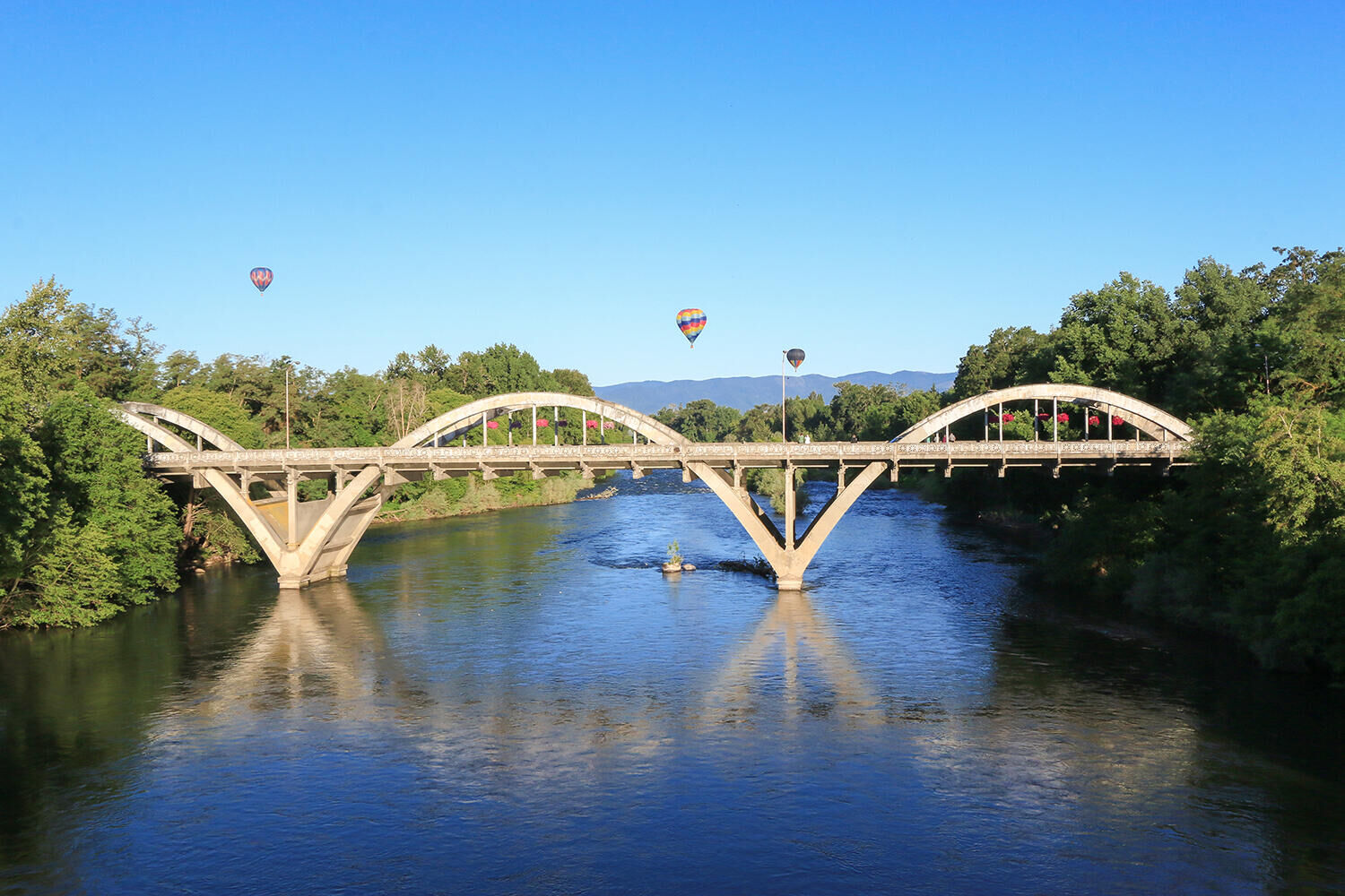 Property Photo:  115 Rogue River Highway Apt 209  OR 97527 