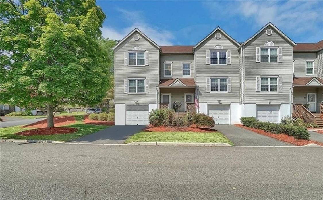 Property Photo: 501 Bayberry Court NY 12553