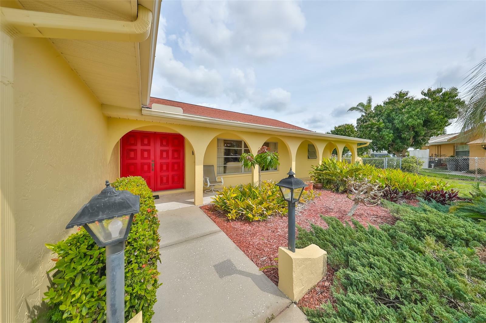 Property Photo:  6302 Lake Sunrise Drive  FL 33572 