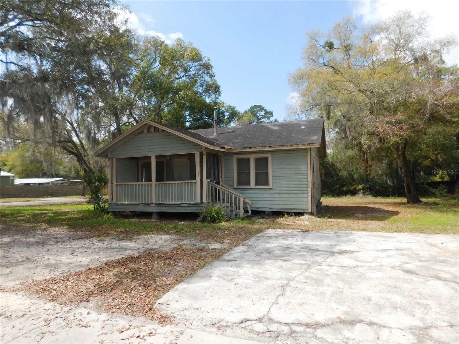 Property Photo:  222 SE 13th Street  FL 32641 