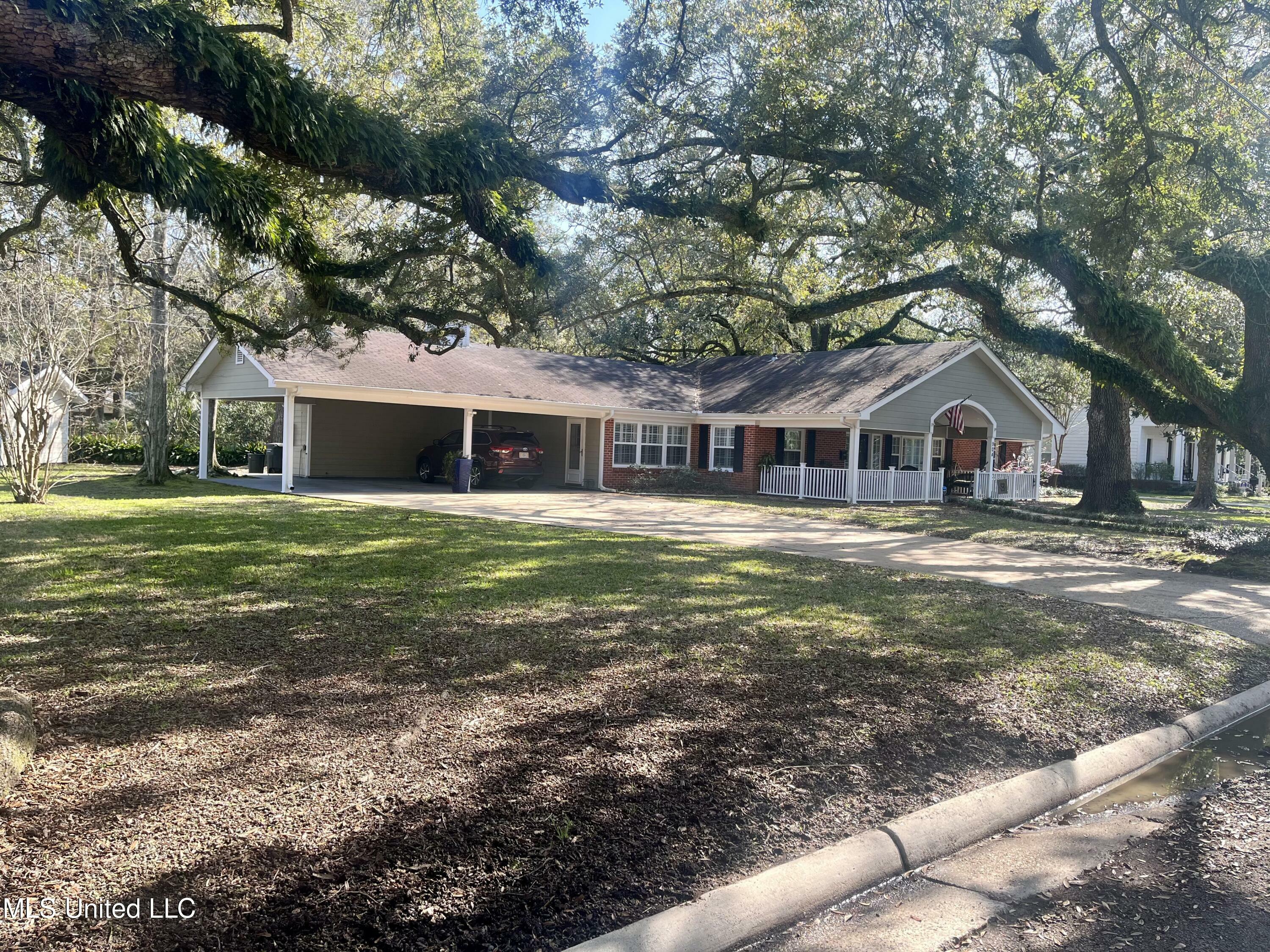 Property Photo:  904 Columbus Drive  MS 39567 