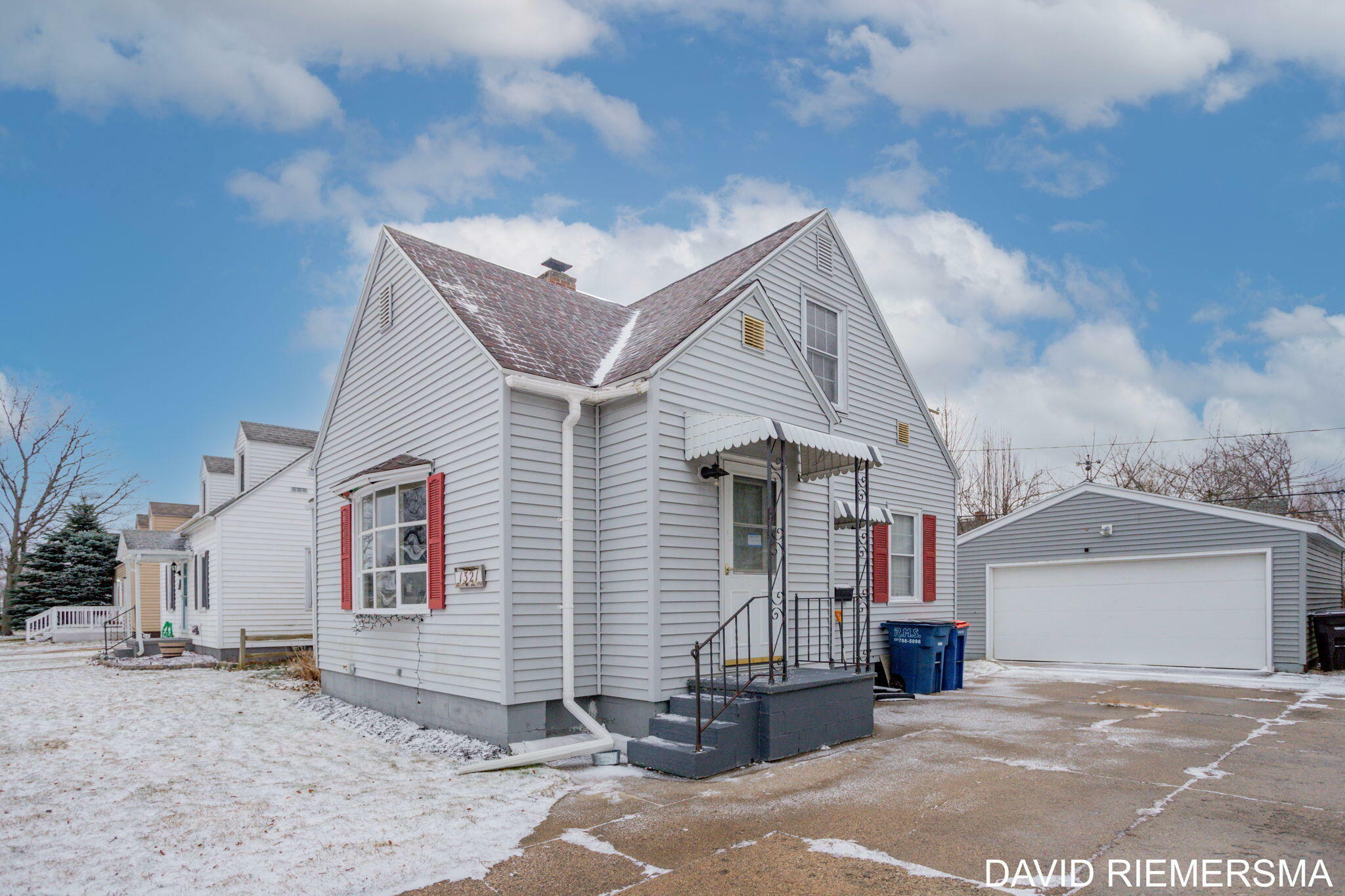 Property Photo:  1321 W Summit Avenue  MI 49441 