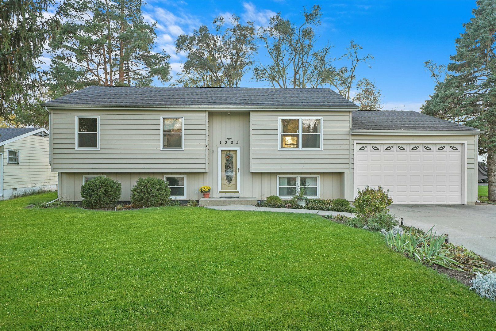 Property Photo: 1303 W Circle Court IL 60051