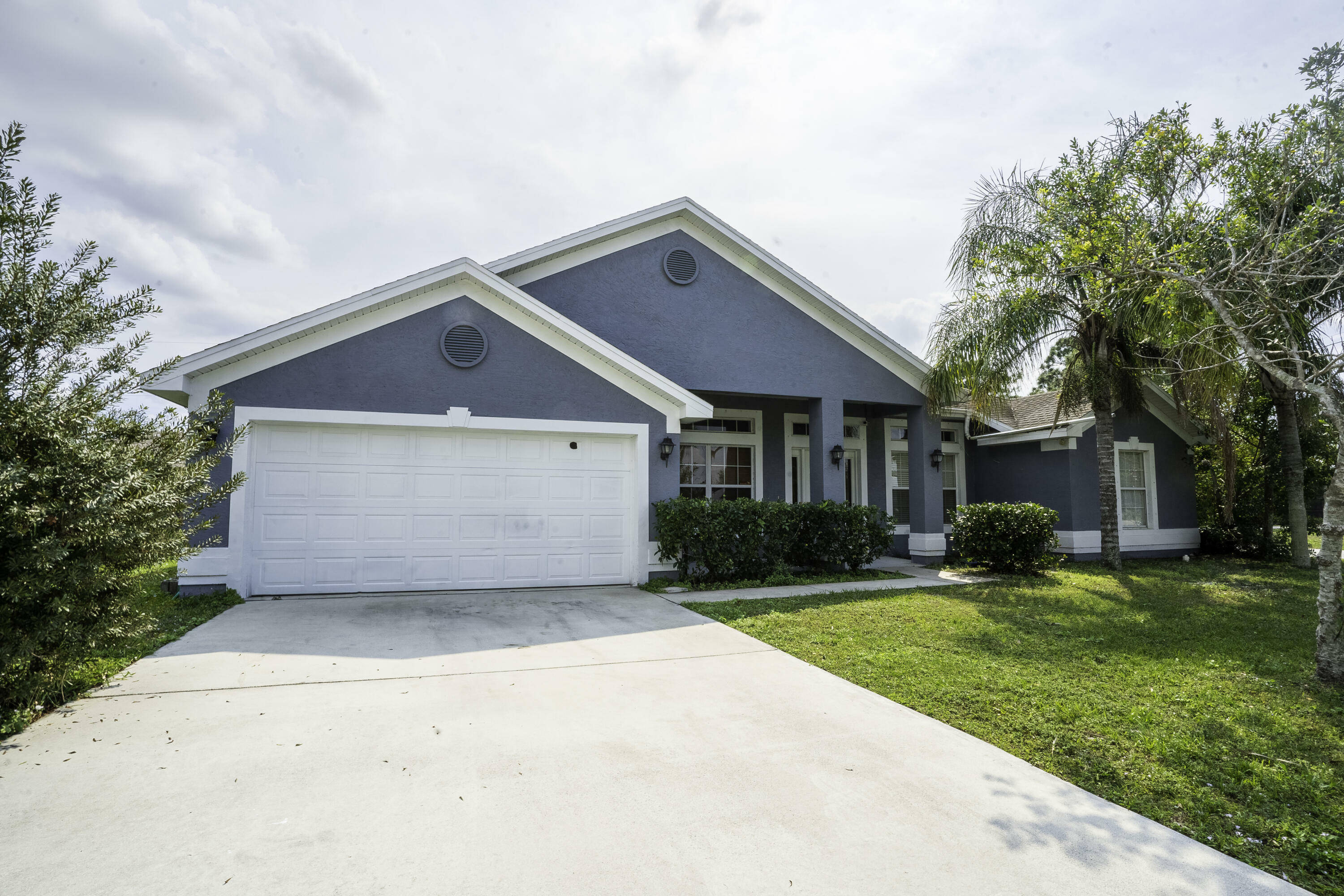 Property Photo:  198 SW Thornhill Drive  FL 34984 