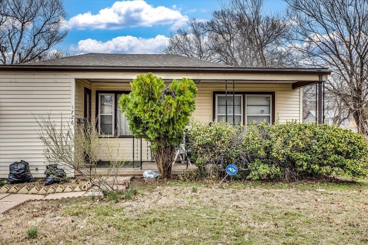 Property Photo:  1726 N Ash Ave  KS 67214 