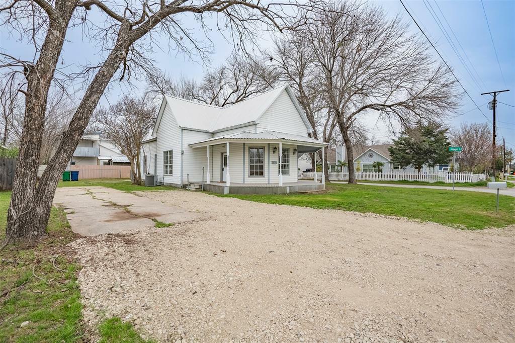 Property Photo:  817 Kaufman Street  TX 75165 