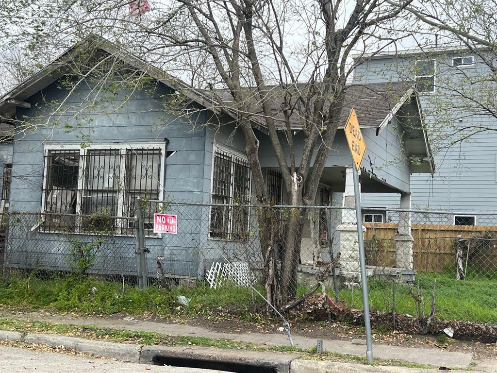 Property Photo:  901 Quitman Street  TX 77009 