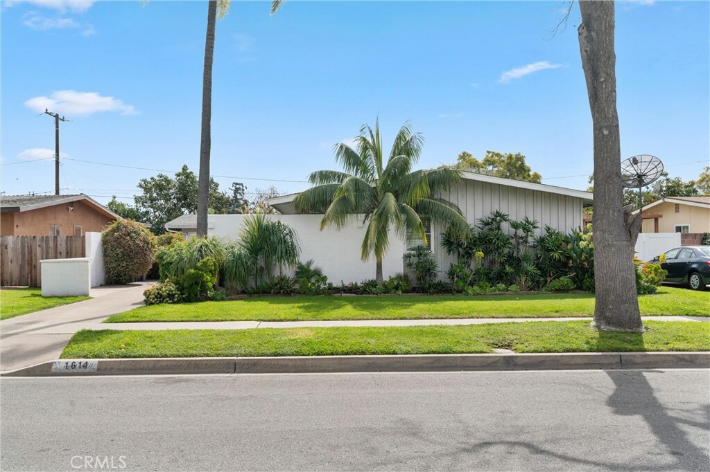 Property Photo:  1614 E Washington Avenue  CA 92701 