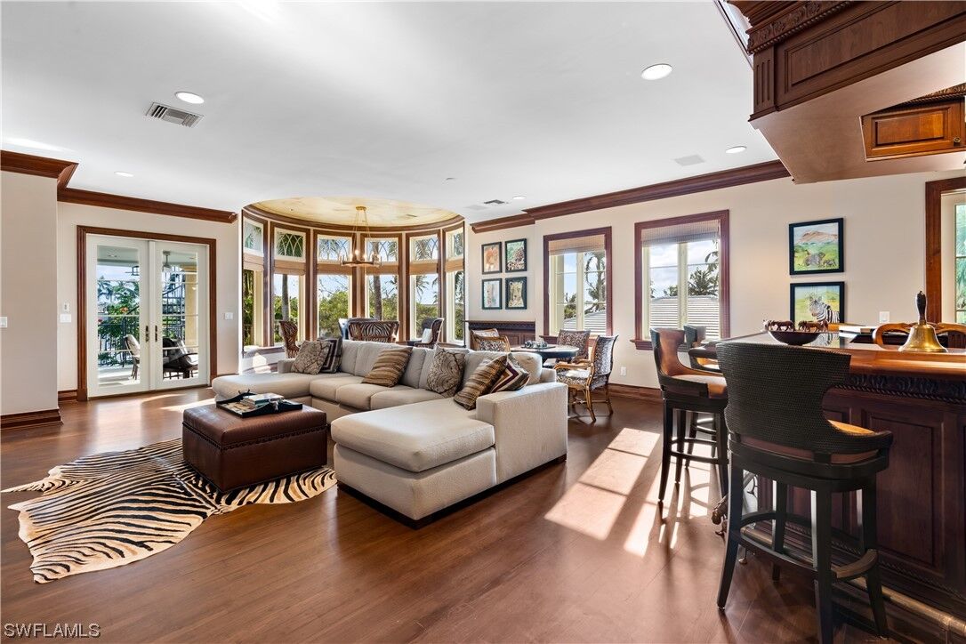 Property Photo: 40 5th Avenue S FL 34102