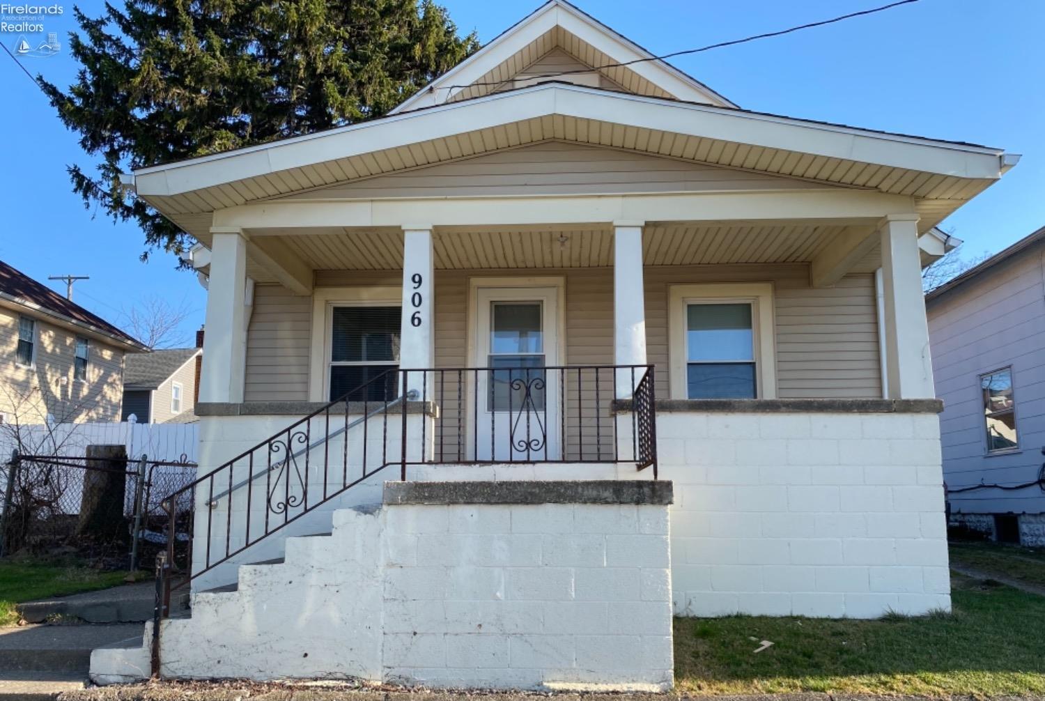 Property Photo:  906 W Market Street  OH 44870 