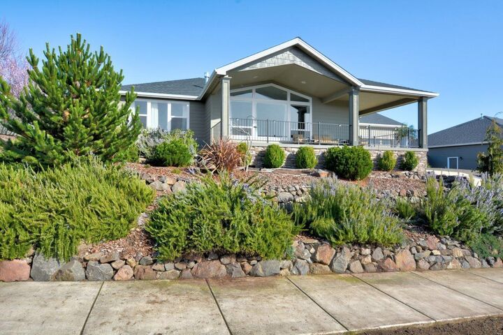 230 Cambridge Terrace  Eagle Point OR 97524 photo