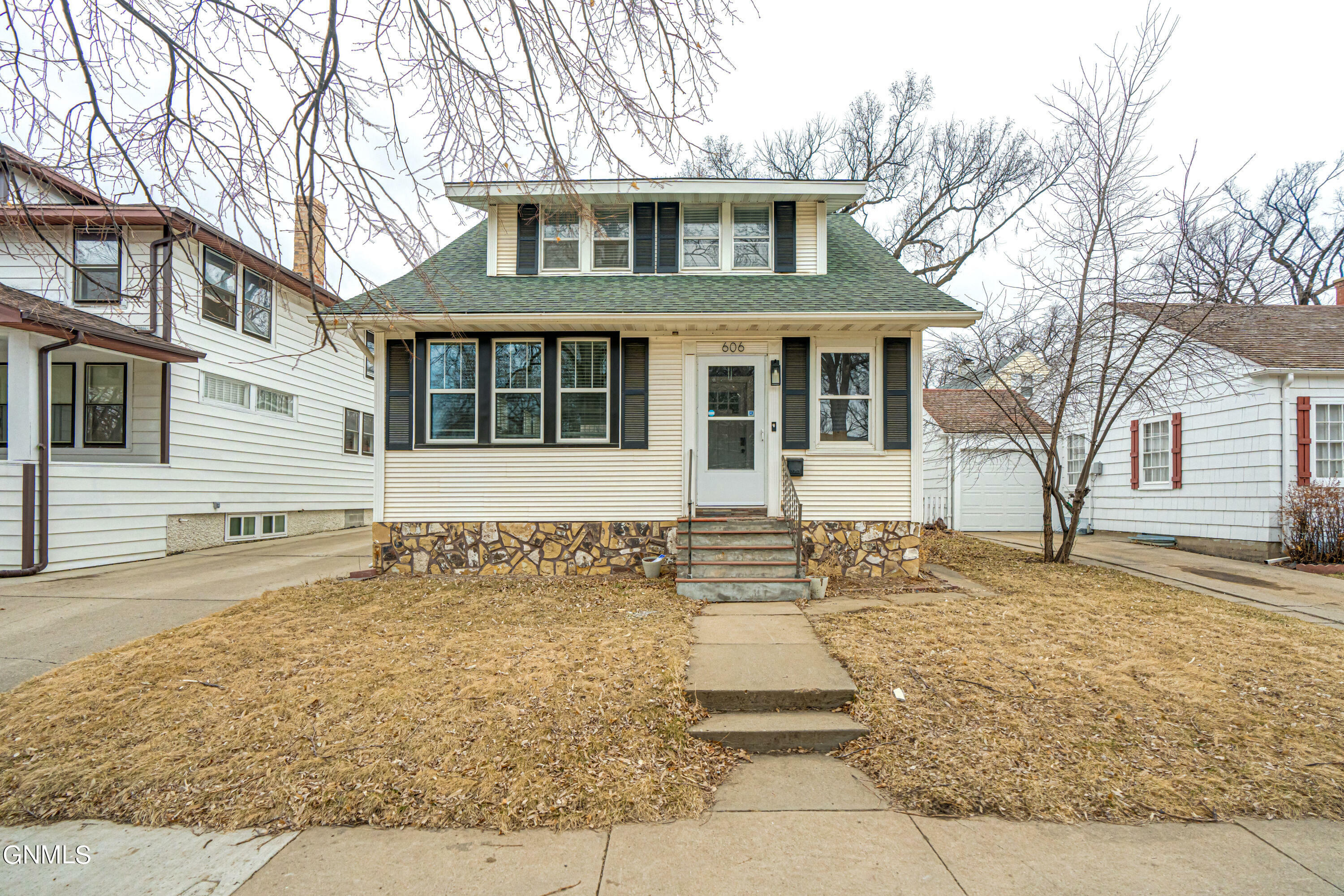 Property Photo:  606 Rosser Avenue  ND 58501 