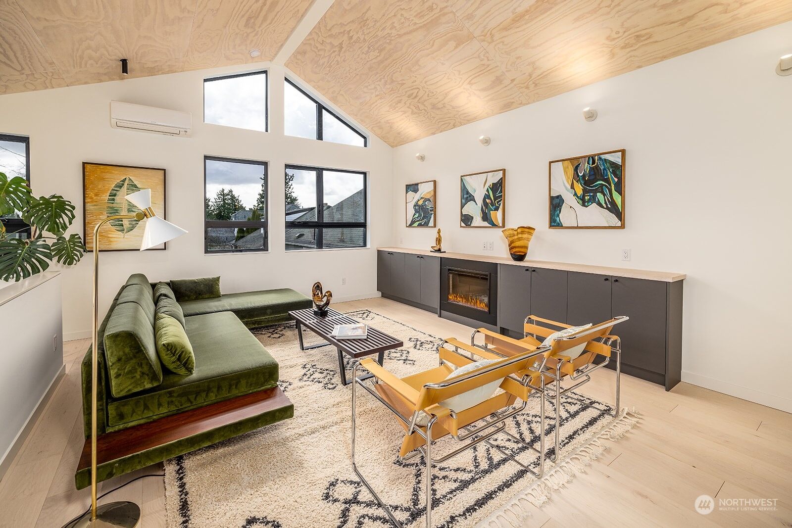 Property Photo: 8054 Brooklyn Avenue NE C WA 98115