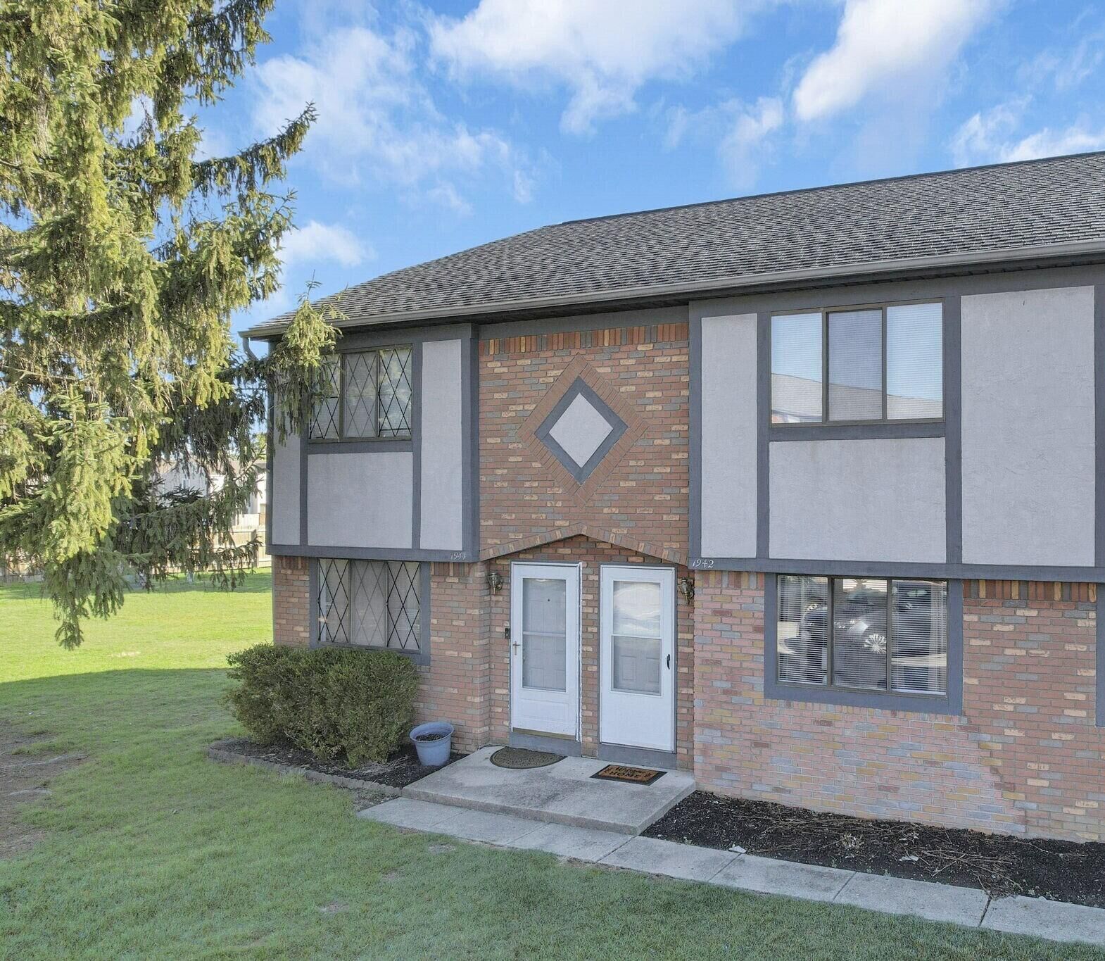 Property Photo:  1942 Slaton Court  OH 43235 