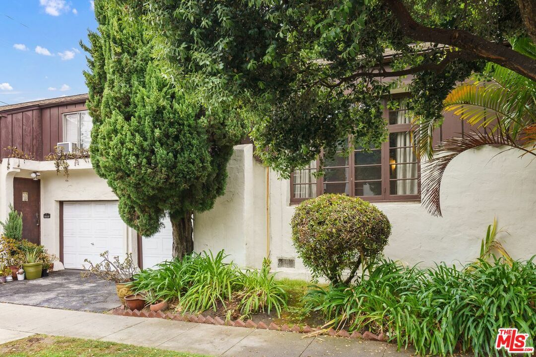 Property Photo:  2300  S Bentley Ave  CA 90064 