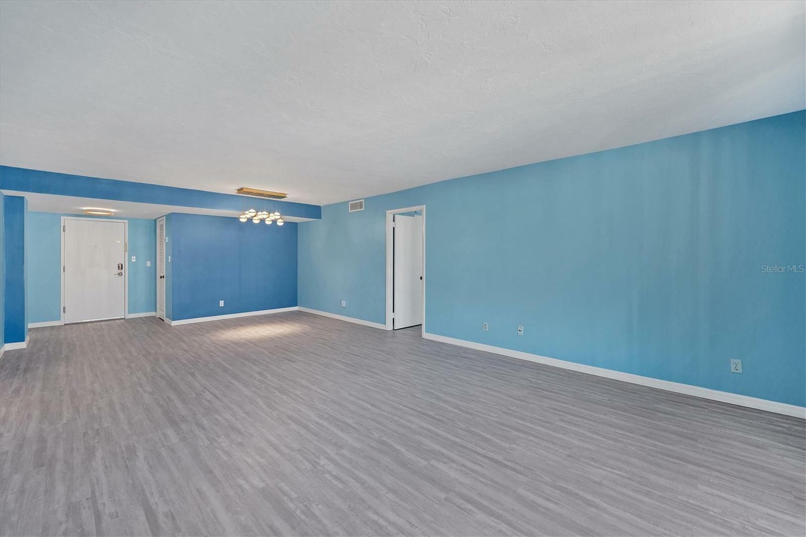 Property Photo:  101 S Gulfstream Avenue 15B  FL 34236 