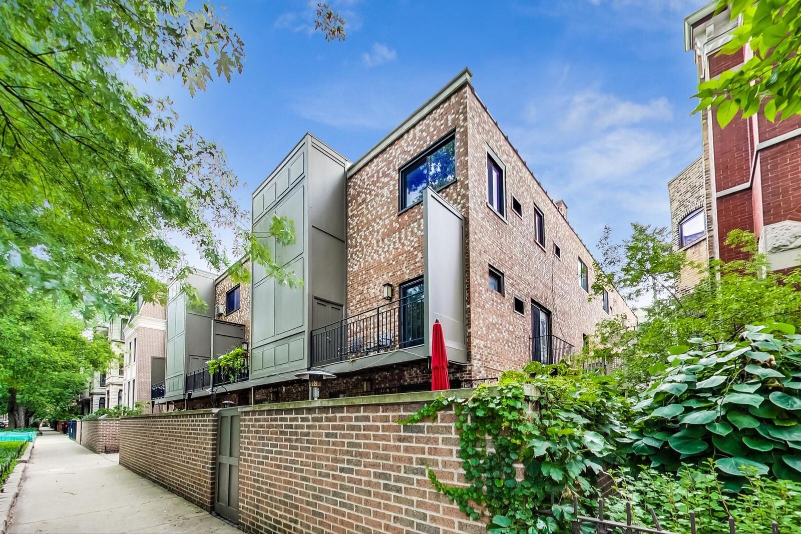 Property Photo: 1135 W Drummond Place B7 IL 60614