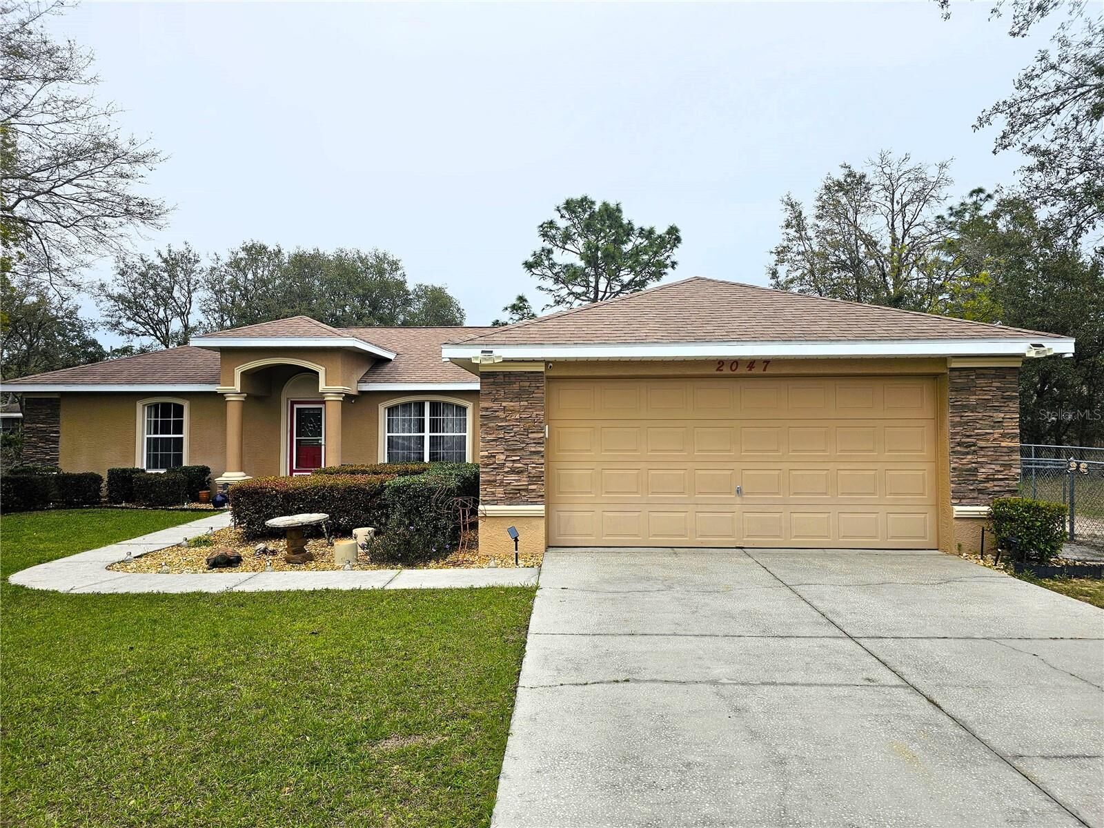 Property Photo: 2047 W Paragon Lane FL 34434