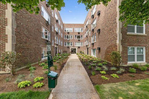 Property Photo: 7634 N Eastlake Terrace 2N IL 60626