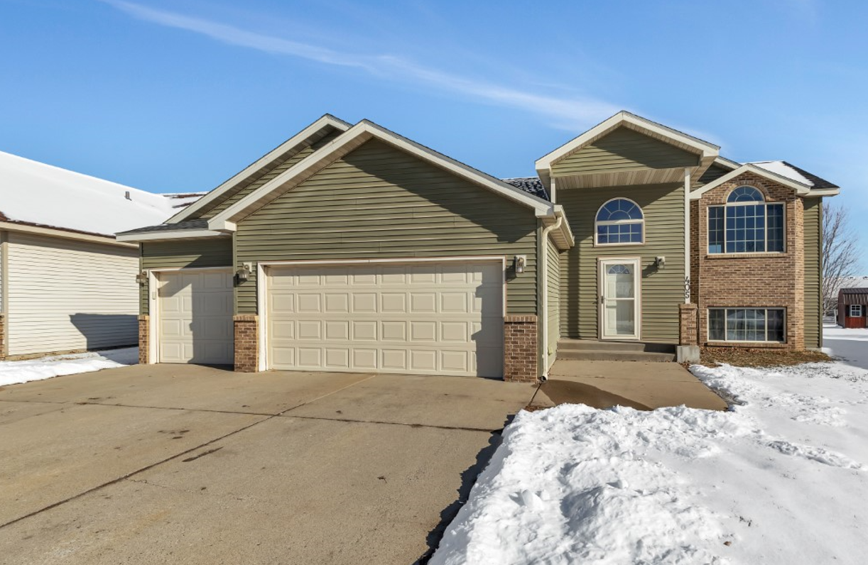 Property Photo:  405 Iris Lane NE  MN 56374 