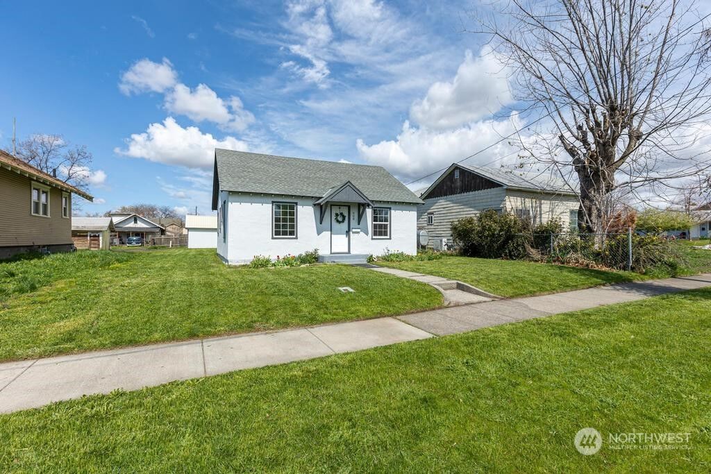 Property Photo:  908 W Chestnut St  WA 99362 