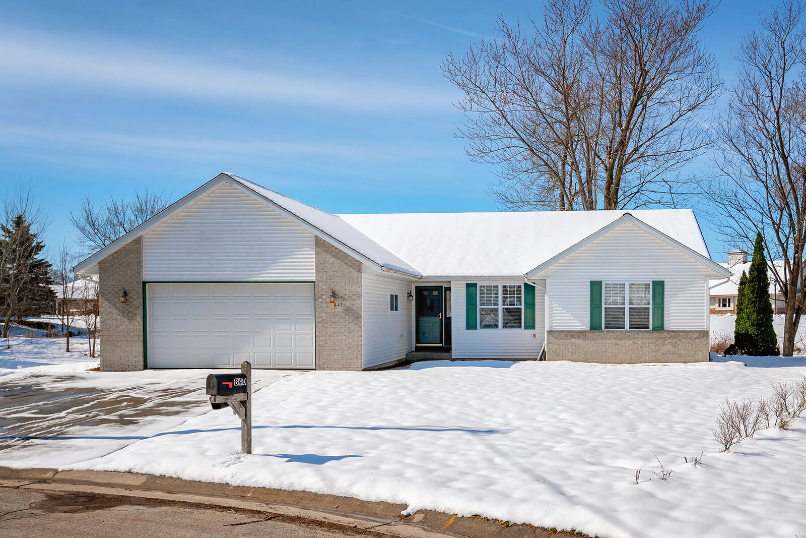 Property Photo:  840 Clover Ct  WI 53549 