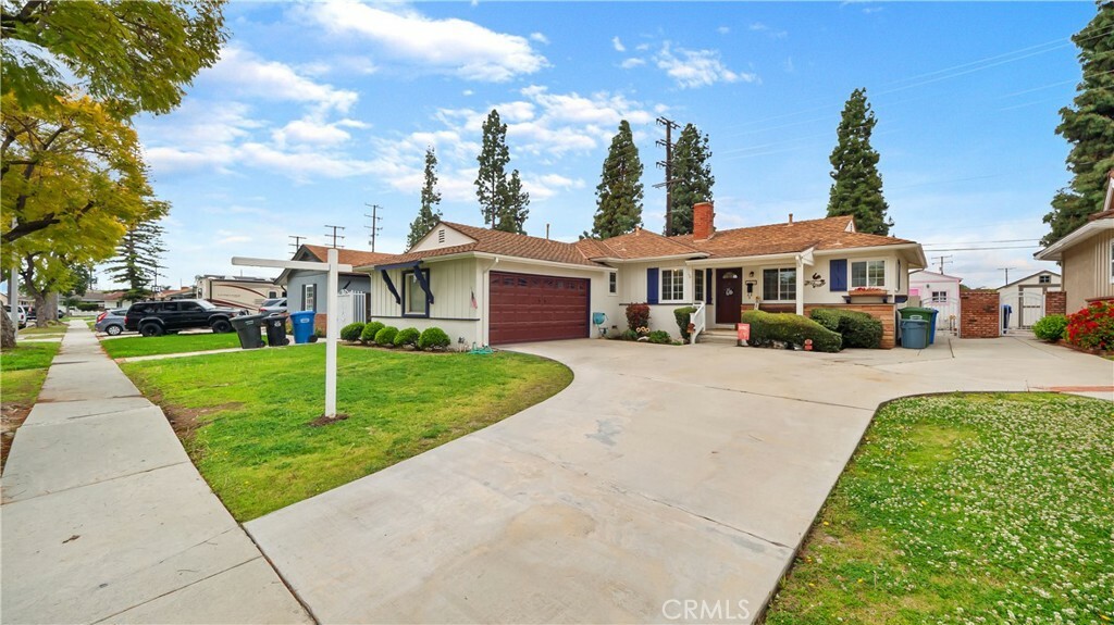 Property Photo:  10915 Mollyknoll Avenue  CA 90603 