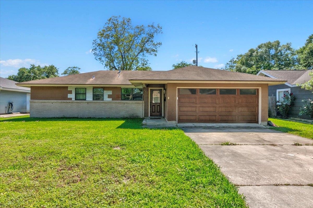 Property Photo:  716 S 18th Street  TX 77627 