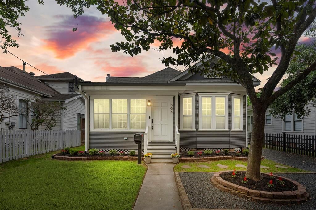 Property Photo:  306 W 13th Street  TX 77008 