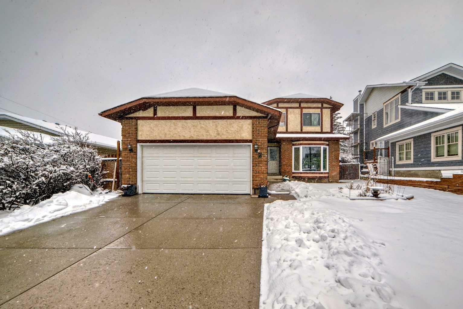 Property Photo:  7 Hawksley Crescent NW  AB T3G 3B9 