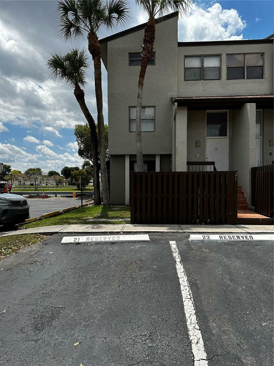 Property Photo:  10000 NW 9th St Cir 21  FL 33172 