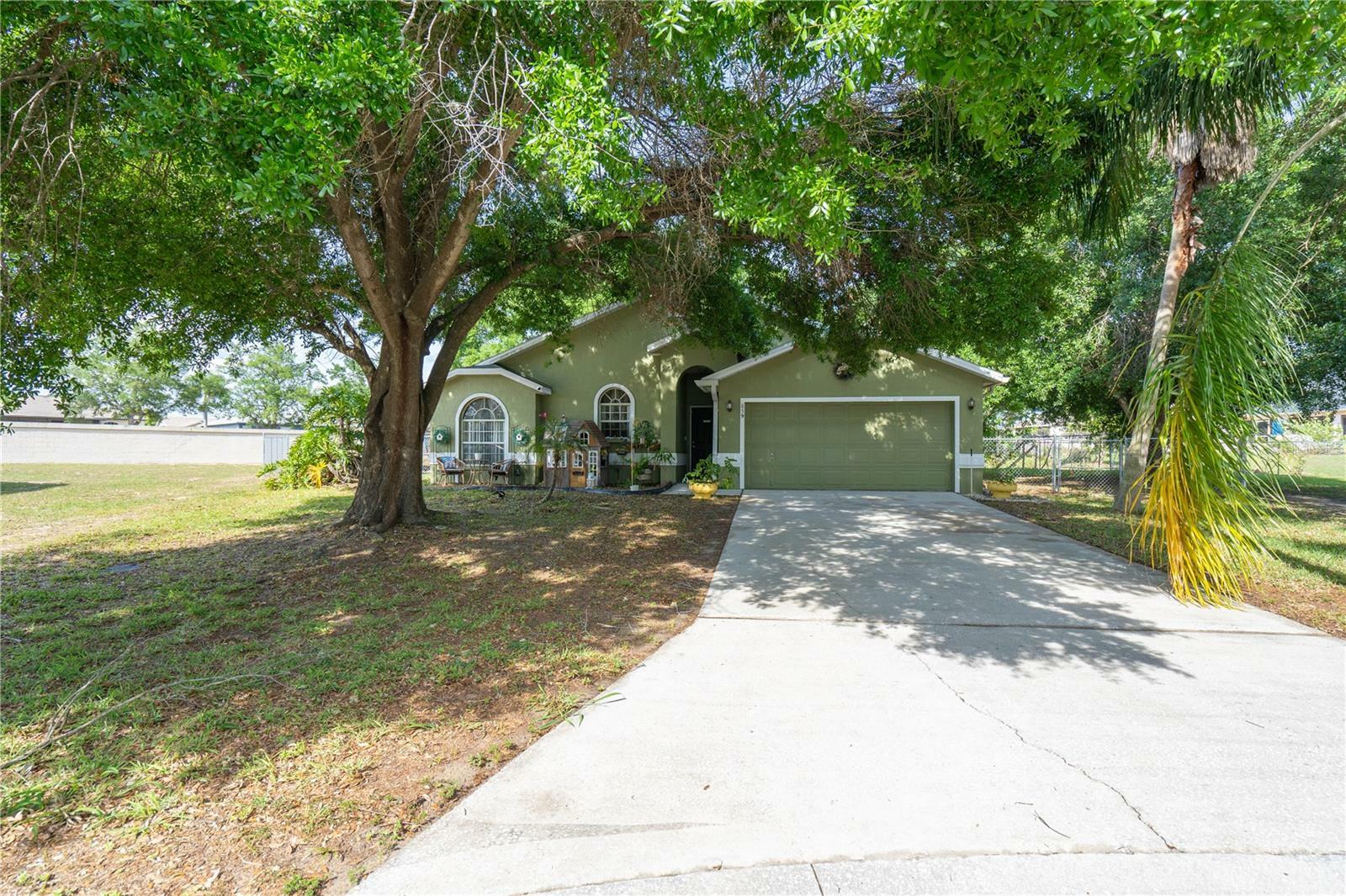 Property Photo: 859 Hunt Circle FL 33853