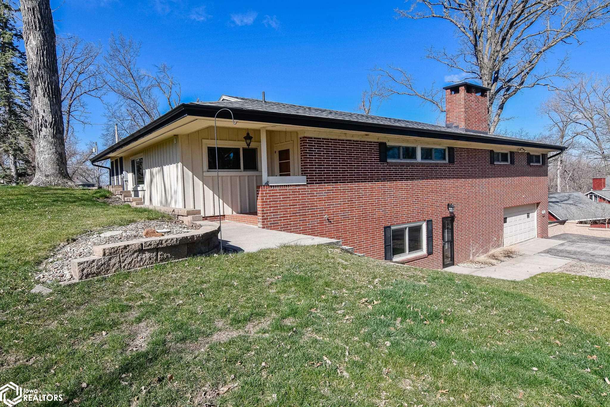 Property Photo:  614 Forest Boulevard  IA 50158 