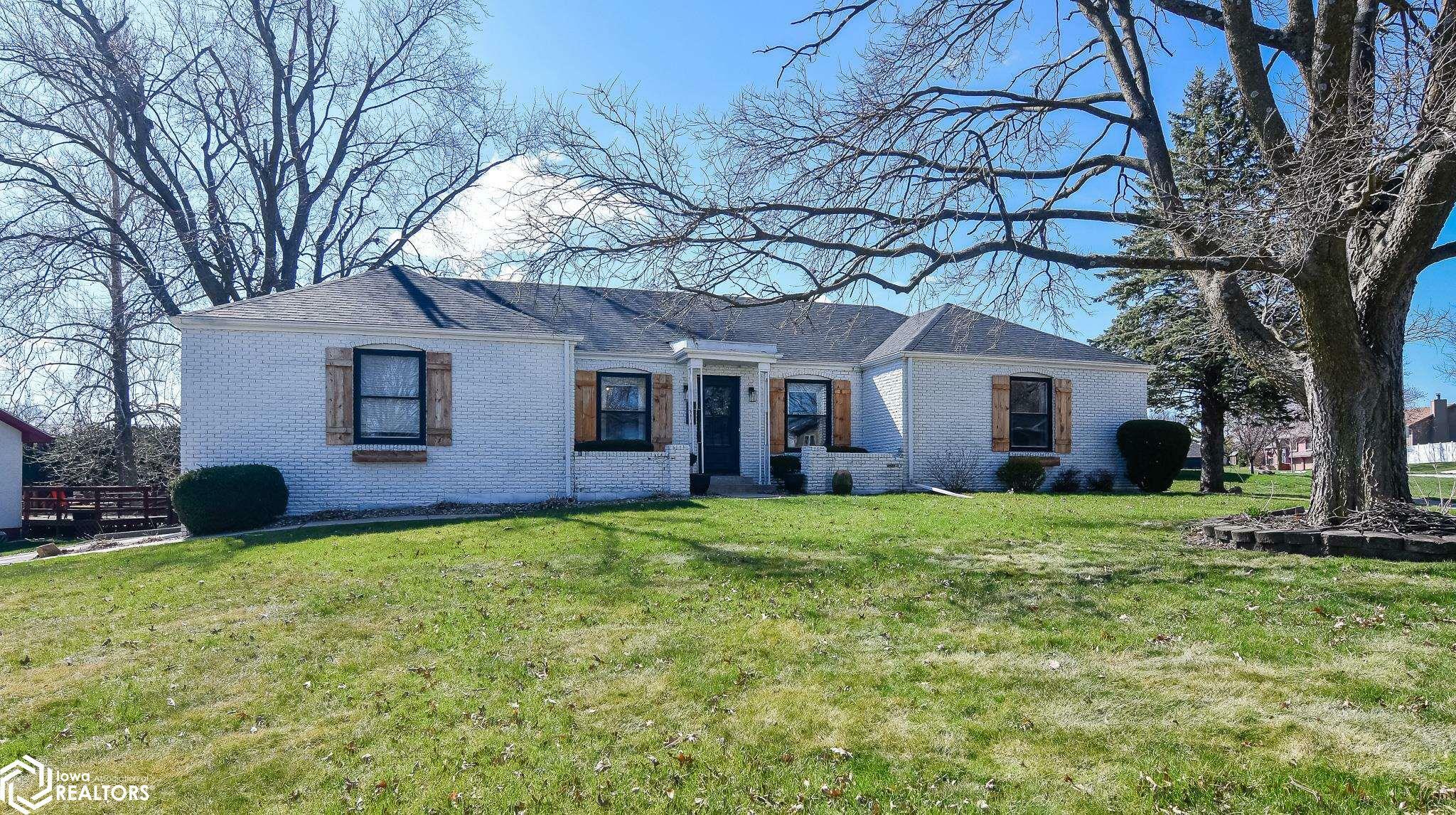 Property Photo:  301 Friendly Drive  IA 50158 