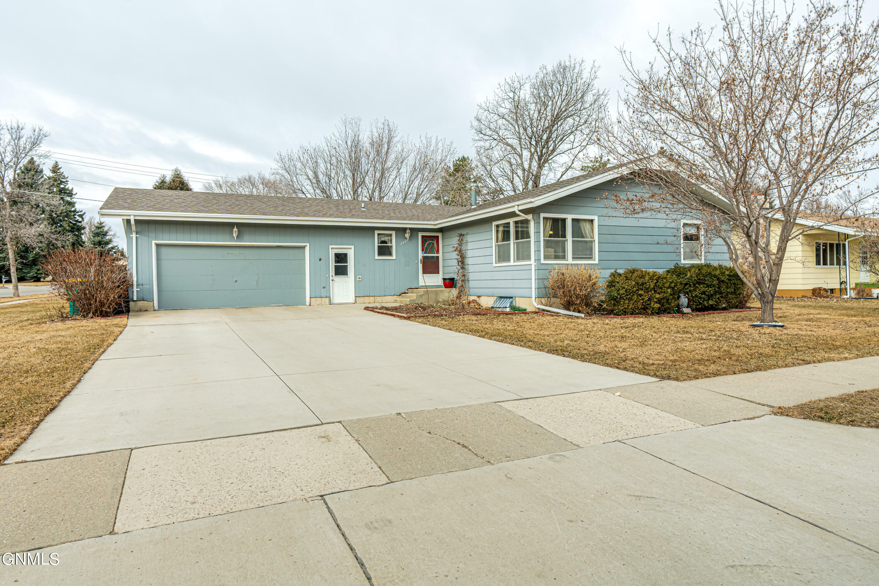 Property Photo:  2402 Winchester Drive  ND 58503 