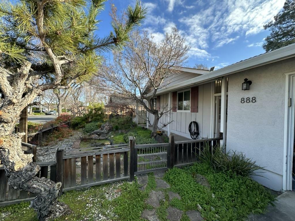 Property Photo:  888 Persimmon Avenue  CA 94087 