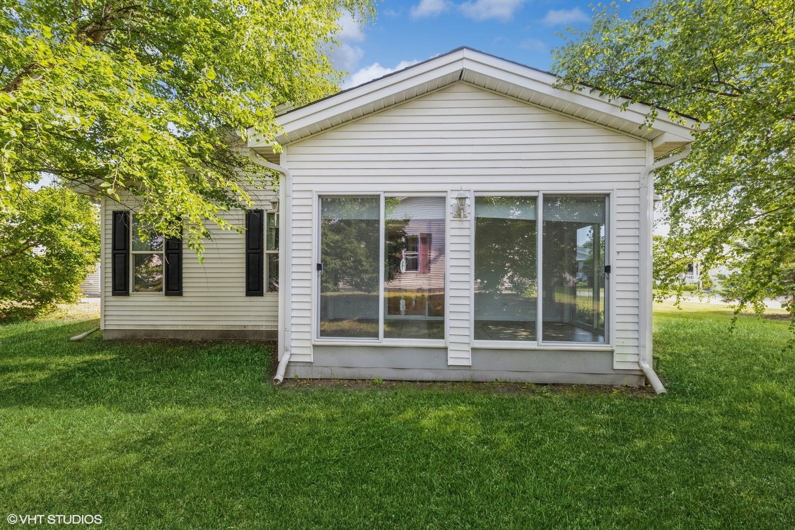 Property Photo:  110 Hunter Court  IL 60030 