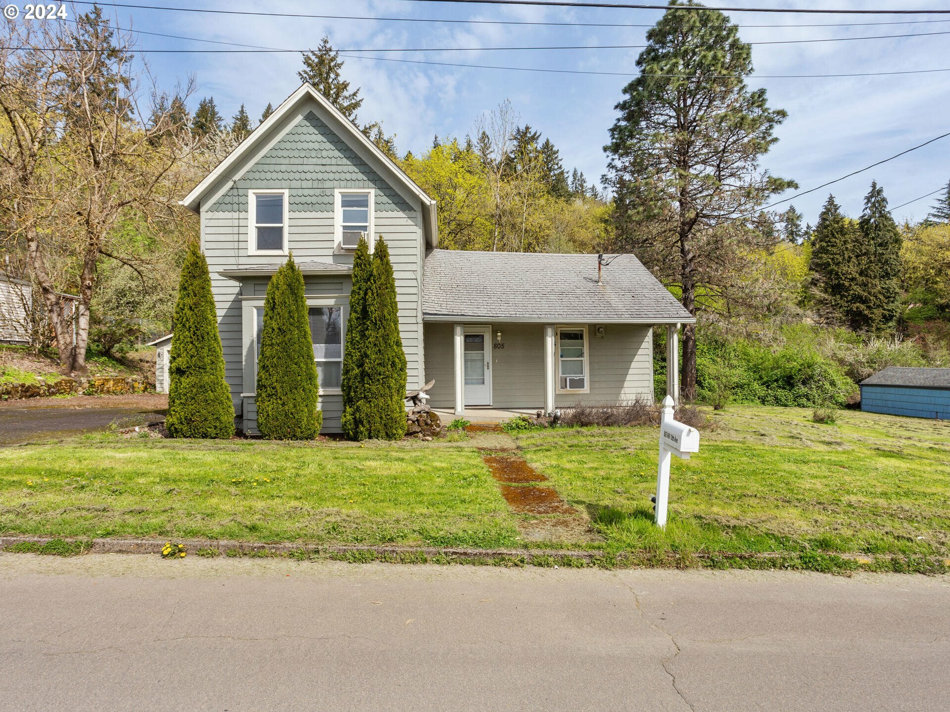 Property Photo:  805 NW 10th Ave  WA 98607 