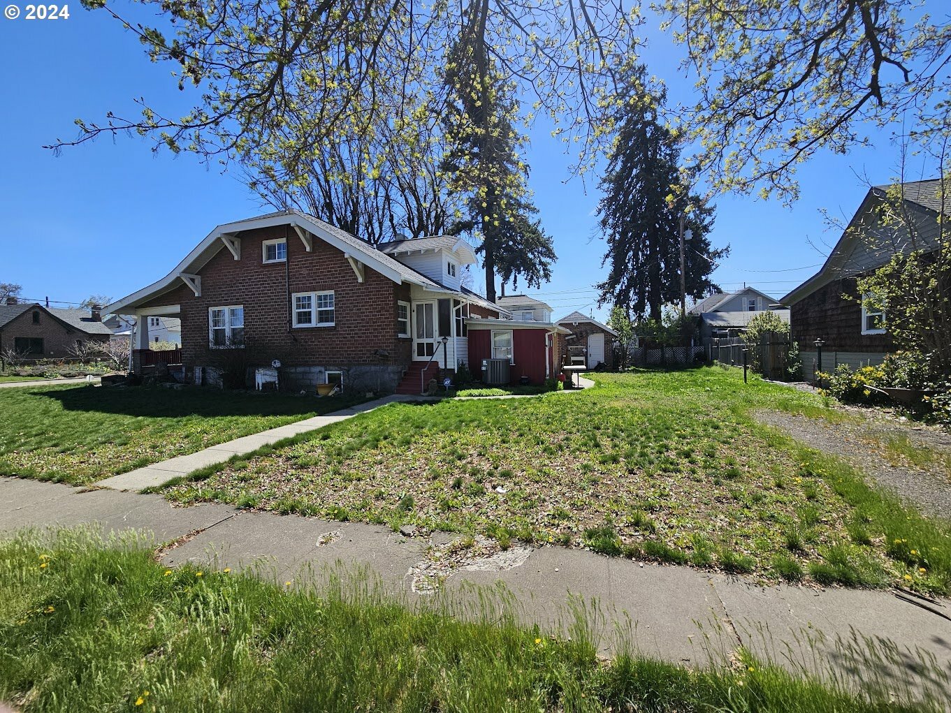 Property Photo:  217 N Grant St  WA 98620 