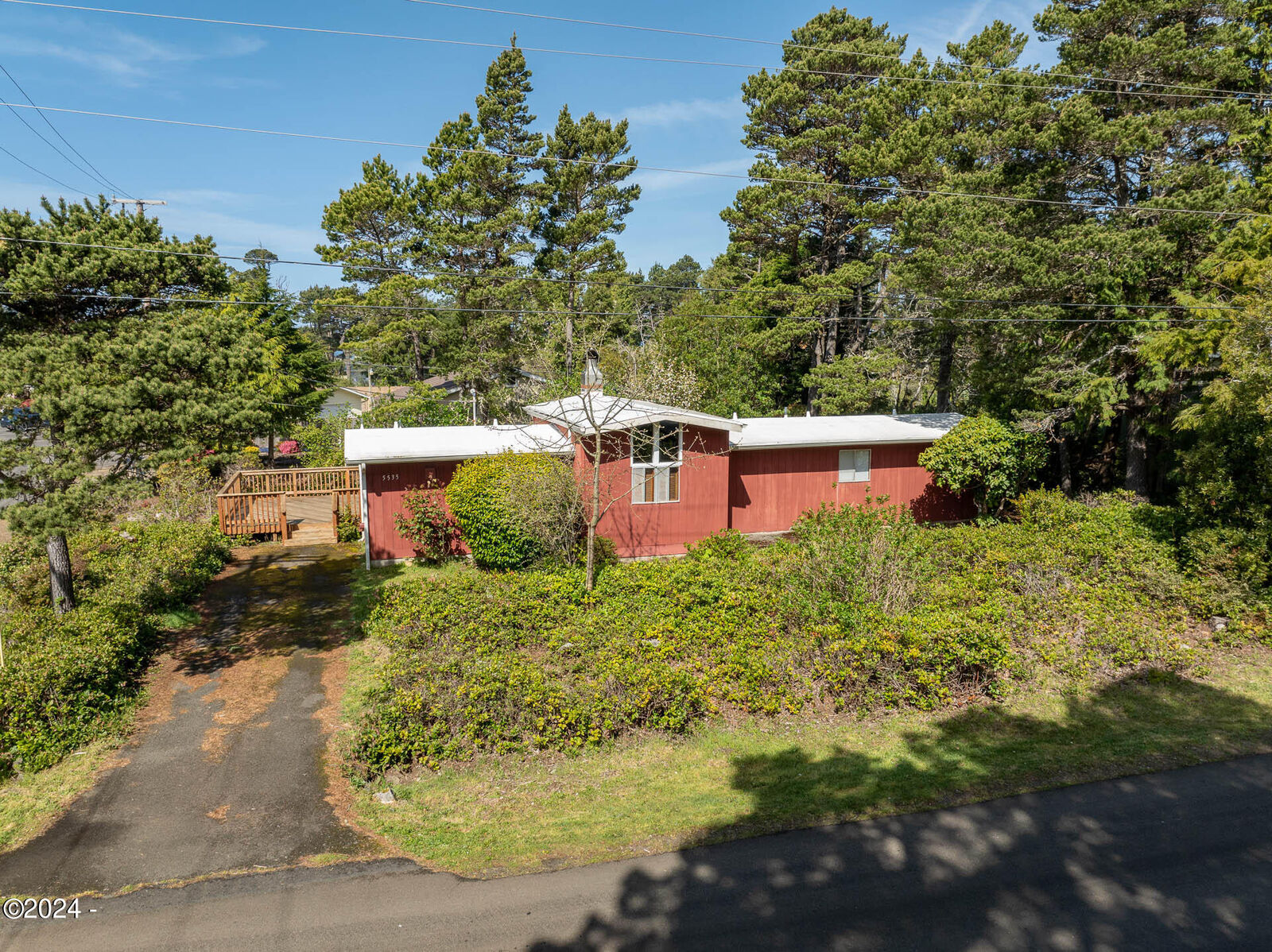 Property Photo:  5535 Hacienda Avenue  OR 97367