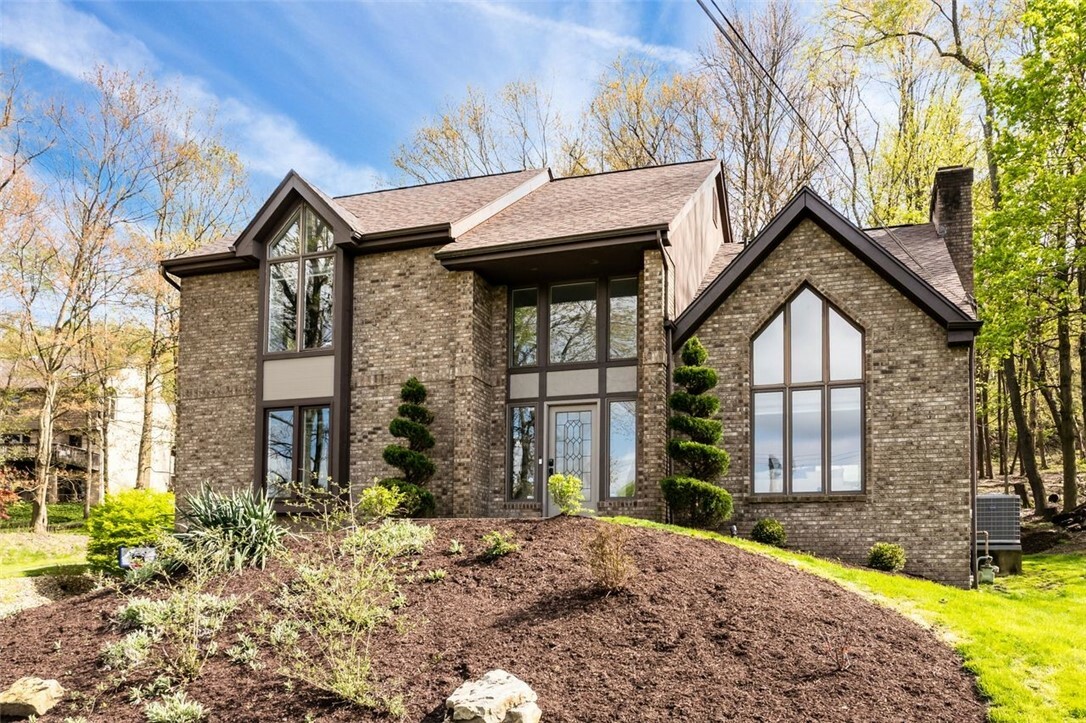 Property Photo:  2890 Clearview Road  PA 15101 