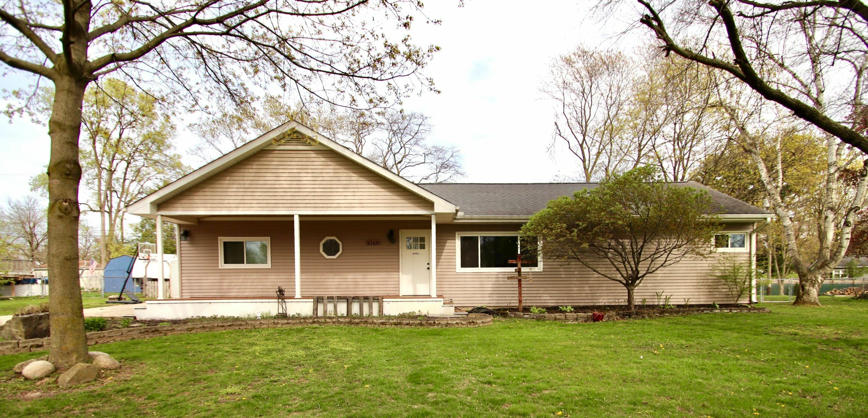 Property Photo:  6160 Sunnydale  MI 48346 2335 