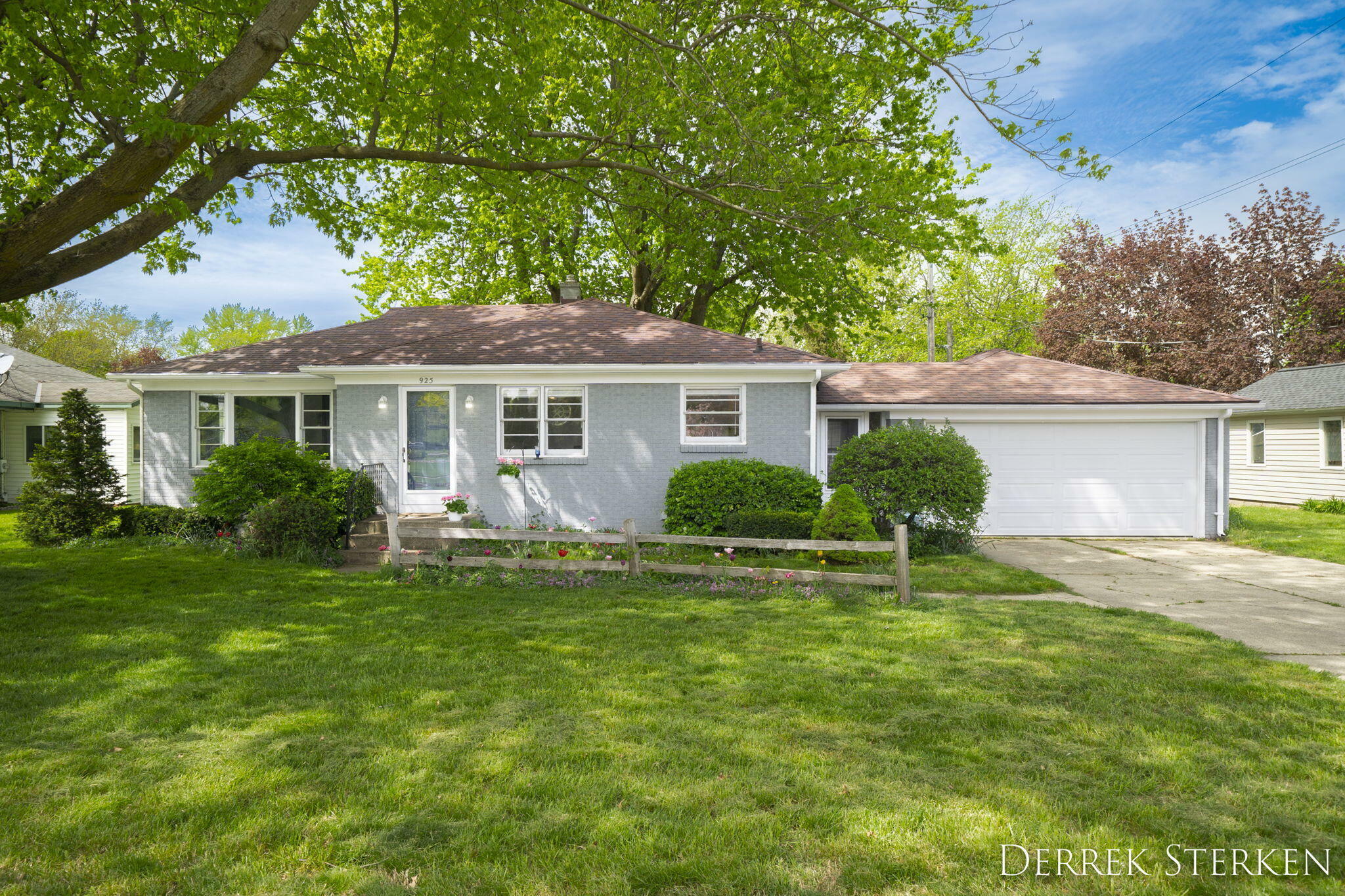 Property Photo:  925 E 8th Street  MI 49423 